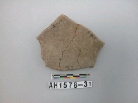 藏品(灰色夾砂陶片)的圖片